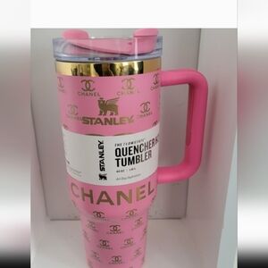 Stanley 40oz Tumbler. Tight Lid.